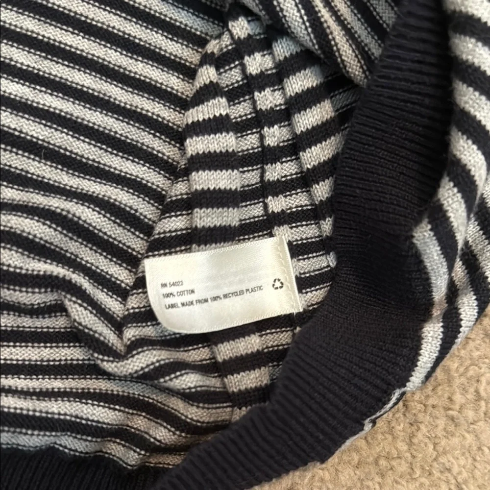 GAP Gray and Navy Blue V-Neck Sweater with Classic Style
